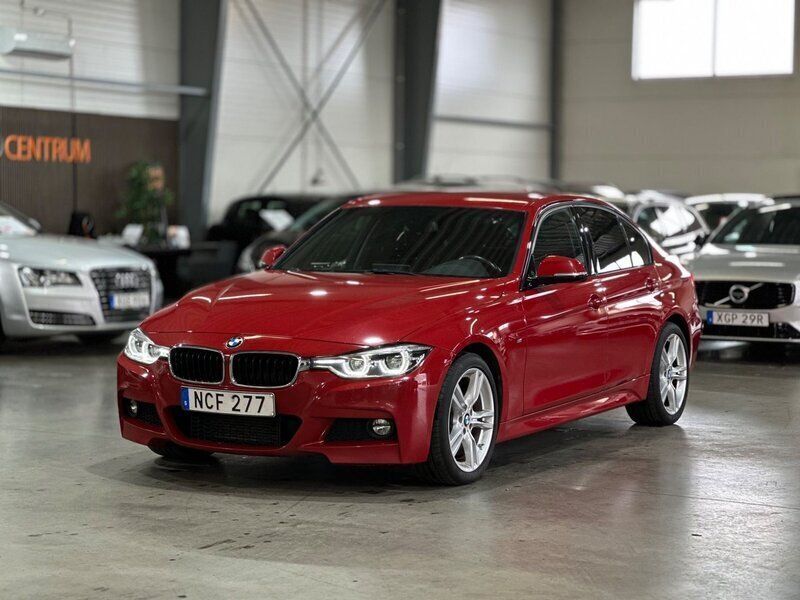 Röd Begagnad 2016 BMW 320 M Sport Sedan | 149 900 kr (Marknadspris) - Bild 1/4