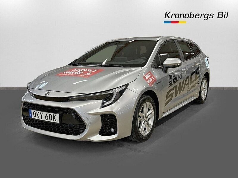 Grå Begagnad 2024 Suzuki Swace Kombi | 329 600 kr (Marknadspris) - Bild 1/4
