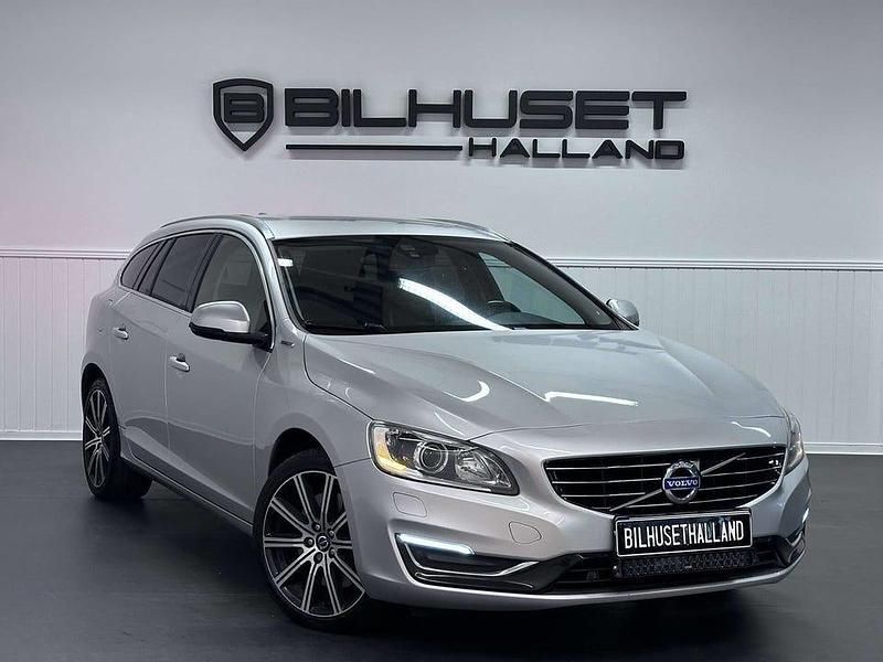 Silver Begagnad 2015 Volvo V60 Summum Kombi | 159 900 kr (Marknadspris) - Bild 1/4