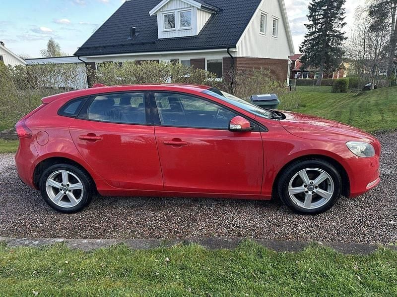 Röd Begagnad 2013 Volvo V40 Kinetic Kombi | 77 900 kr (Bra pris) - Bild 1/4