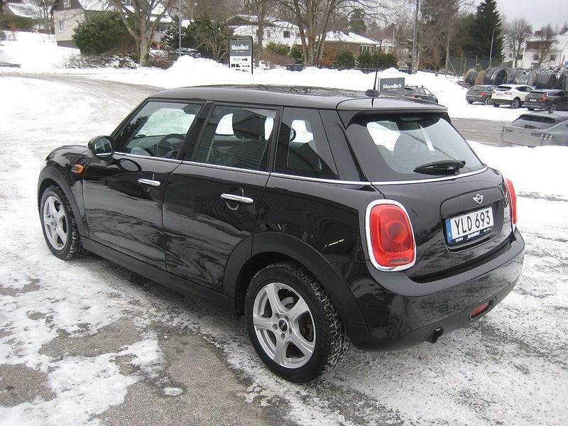 Begagnad Mini ONE Pepper 102 HK (75 kW) 2017 Svart Halvkombi