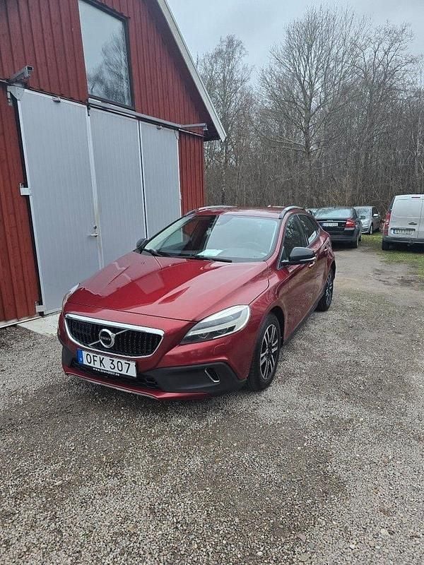 Röd Begagnad 2017 Volvo V40 CC Momentum Kombi | 120 000 kr (Marknadspris) - Bild 1/4