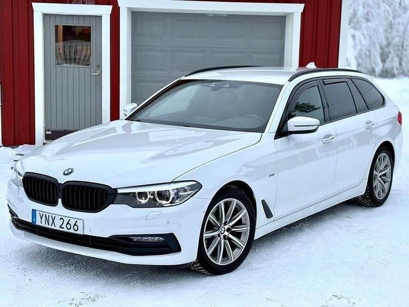 Vit Begagnad 2018 BMW 520 Sport Line Kombi | 249 000 kr (Marknadspris) - Bild 1/4