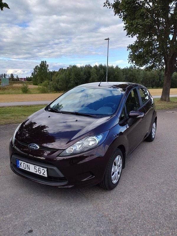 Röd Begagnad 2010 Ford Fiesta Trend Halvkombi | 48 500 kr (Marknadspris) - Bild 1/4