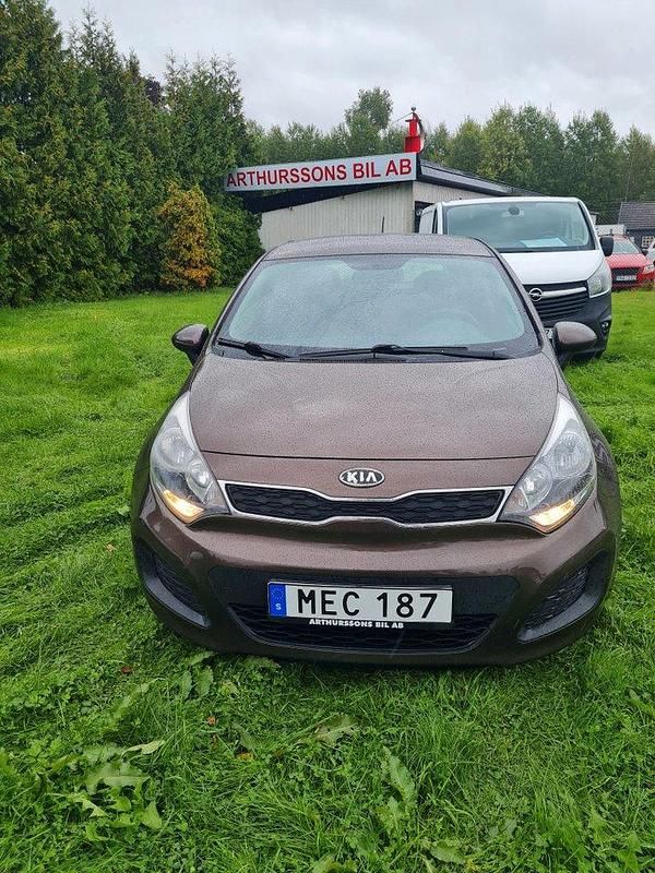 Begagnad Kia Rio 84 HK (61 kW) 2011 Brun Halvkombi