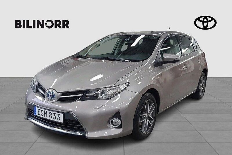 Brun Begagnad 2015 Toyota Auris Hybrid Edition Halvkombi | 159 900 kr (Marknadspris) - Bild 1/4