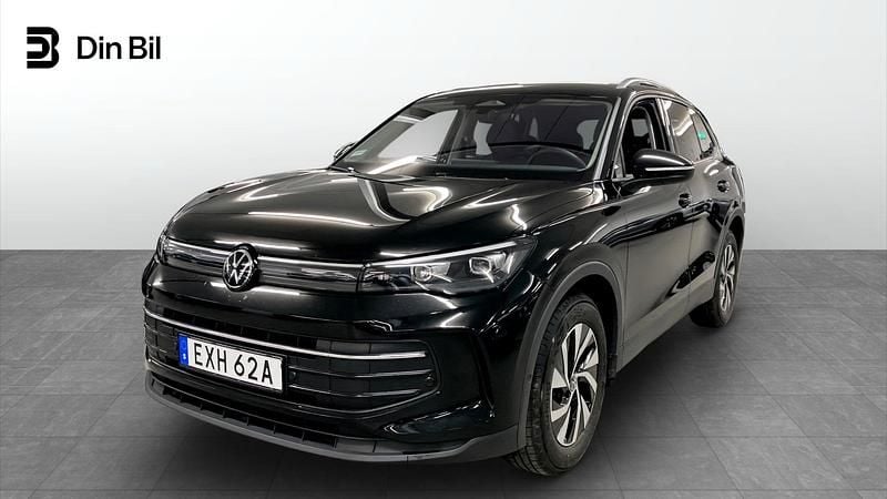 Svart Begagnad 2025 VW Tiguan SUV | 389 900 kr (Marknadspris) - Bild 1/4