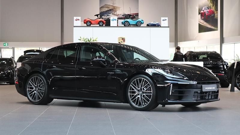 Ny Porsche Panamera 4 2026 Svart Sedan