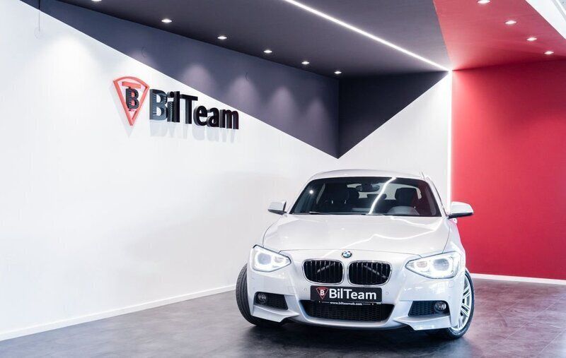 Silver Begagnad 2013 BMW 118 M Sport Halvkombi | 139 900 kr (Marknadspris) - Bild 1/4