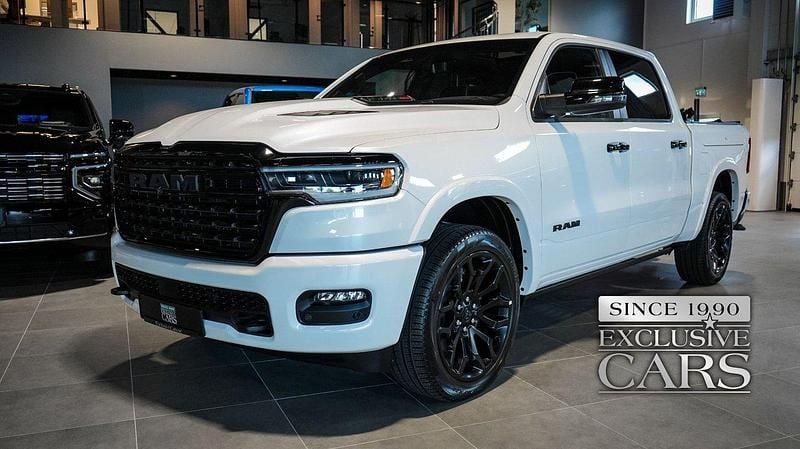 Vit (ivory white tricoat pearl) Ny 2025 Dodge Ram Limited Pickup | 1 331 250 kr (Marknadspris) - Bild 1/4