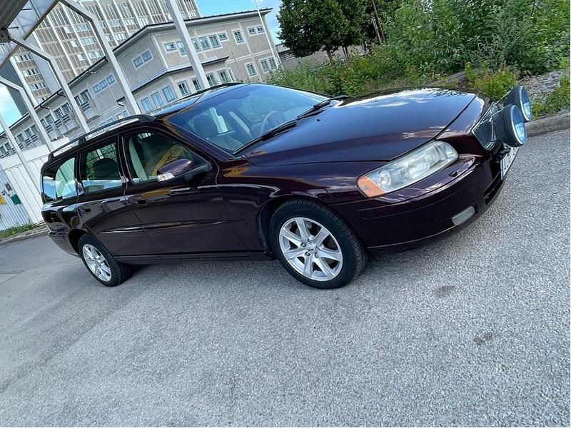 Röd Begagnad 2007 Volvo V70 Momentum Kombi | 39 900 kr (Marknadspris) - Bild 1/4