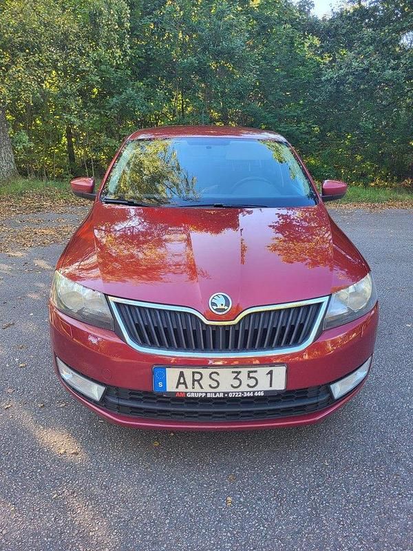 Röd Begagnad 2014 Skoda Rapid Halvkombi | 64 000 kr (Marknadspris) - Bild 1/4