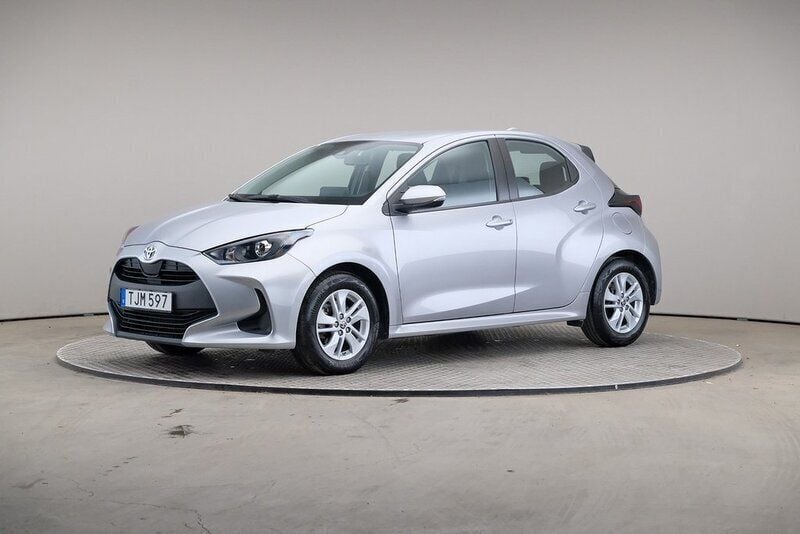 Silver Begagnad 2021 Toyota Yaris Hybrid Active Sedan | 205 000 kr (Lite dyr) - Bild 1/4