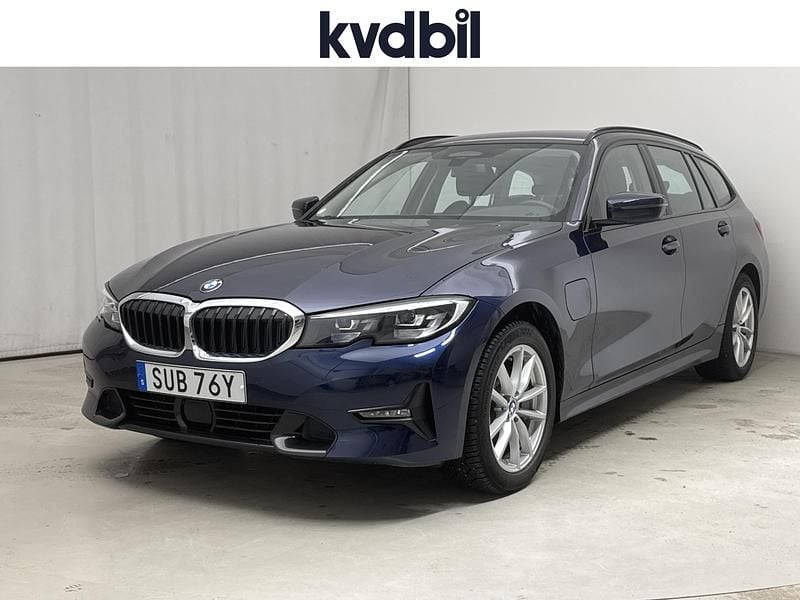 Blå Begagnad 2021 BMW 330e Sport Line Kombi | 304 000 kr (Superpris) - Bild 1/3