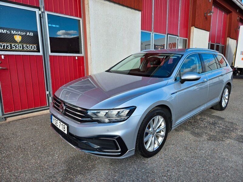 Silver Begagnad 2020 VW Passat GTE Kombi | 194 900 kr (Bra pris) - Bild 1/4