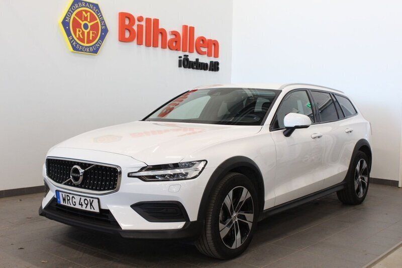 Vit Begagnad 2022 Volvo V60 CC Momentum Kombi | 329 000 kr (Bra pris) - Bild 1/4