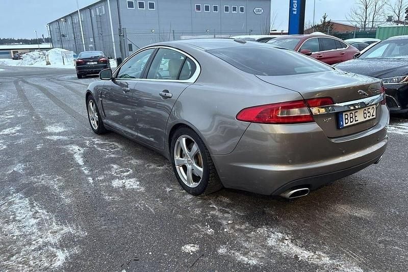 Begagnad Jaguar XF 241 HK (177 kW) 2011 Gråmetallic Sedan