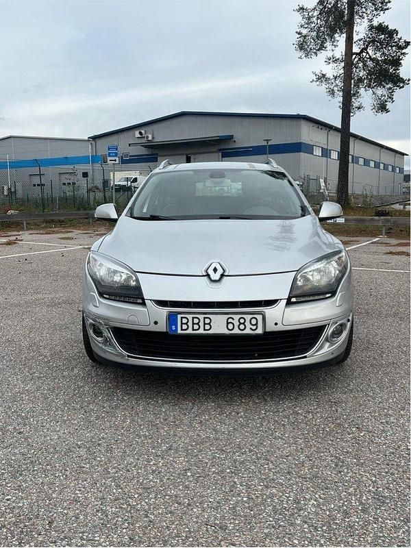 Silver Begagnad 2012 Renault Mégane GrandTour Kombi | 38 000 kr (Marknadspris) - Bild 1/4
