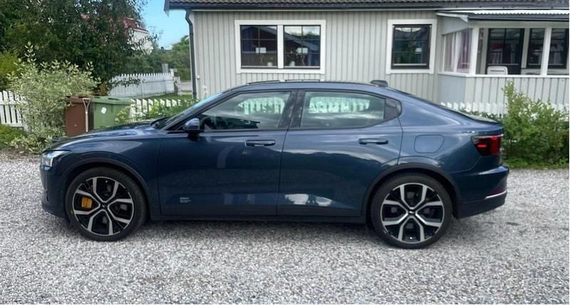 Blå Begagnad 2021 Polestar 2 Performance Sedan | 350 000 kr (Marknadspris) - Bild 1/4