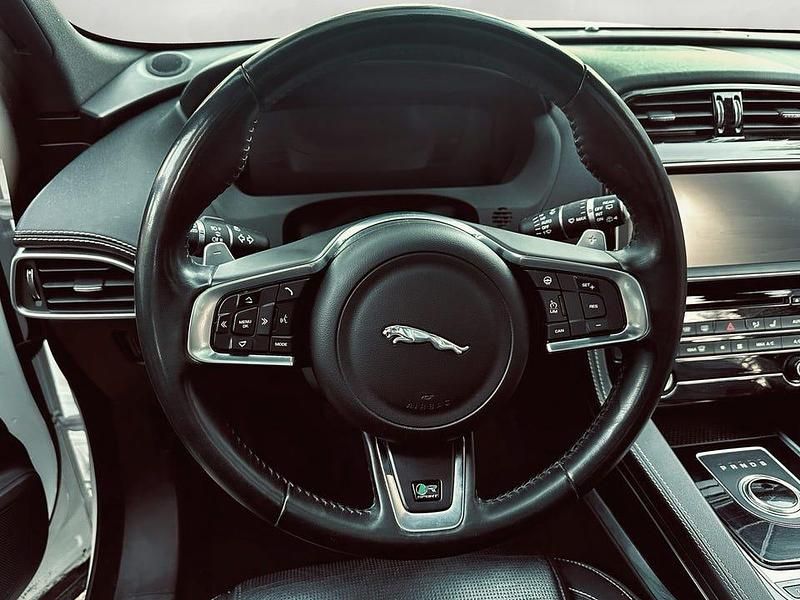 Begagnad Jaguar F-Pace 180 HK (132 kW) 2018 Fuji white SUV