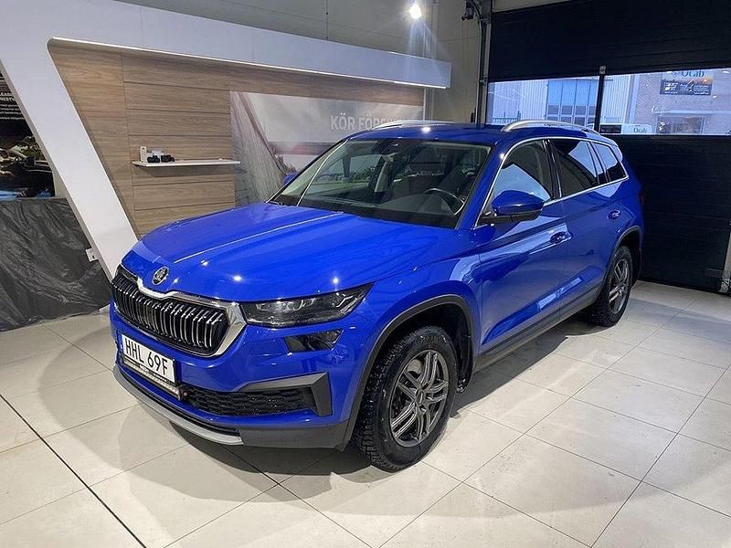 Blå Begagnad 2022 Skoda Kodiaq Adventure SUV | 399 900 kr (Marknadspris) - Bild 1/4
