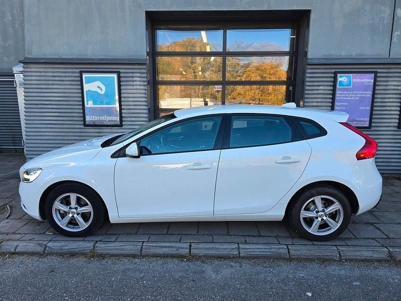 Vit Begagnad 2017 Volvo V40 Momentum Kombi | 175 000 kr (Marknadspris) - Bild 1/4
