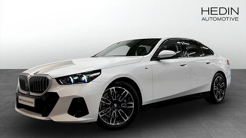 Begagnad 2025 BMW 520 M Sport Sedan | 548 700 kr (Marknadspris) - Bild 1/4