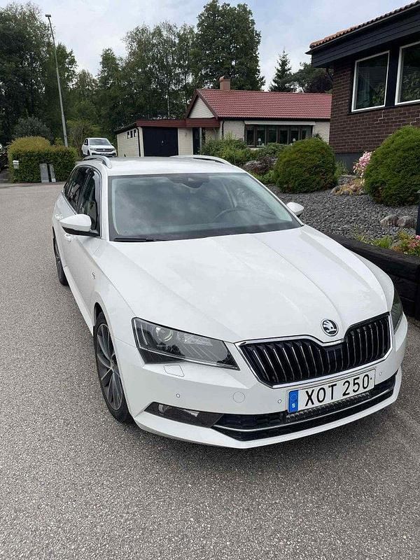 Vit Begagnad 2018 Skoda Superb Business Line Kombi | 195 000 kr (Superpris) - Bild 1/4