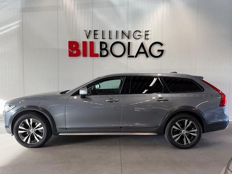 Grå Begagnad 2019 Volvo V90 CC Momentum Kombi | 309 500 kr (Marknadspris) - Bild 1/4