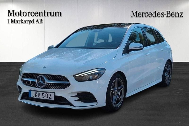 Vit Begagnad 2019 Mercedes B180 AMG Minibuss | 209 000 kr (Marknadspris) - Bild 1/4