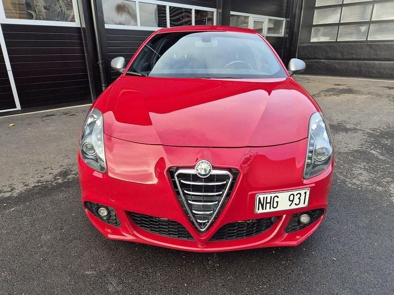 Röd Begagnad 2013 Alfa Romeo Giulietta Veloce Halvkombi | 68 900 kr (Bra pris) - Bild 1/4