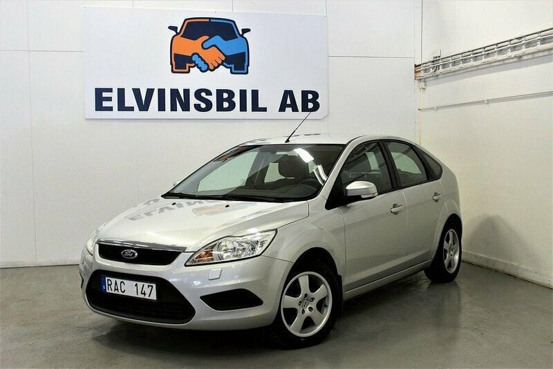 Grå (silver) Begagnad 2008 Ford Focus Halvkombi | 44 900 kr (Dyr) - Bild 1/4
