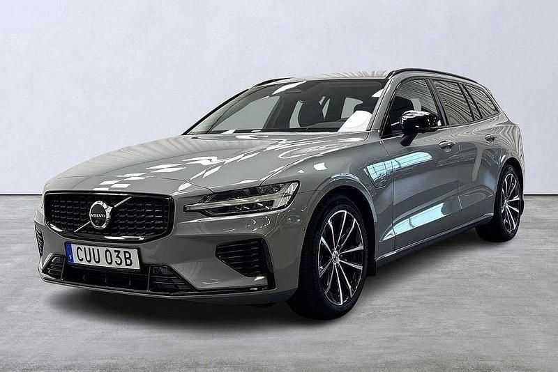 Grå Begagnad 2025 Volvo V60 Plus Kombi | 489 900 kr (Marknadspris) - Bild 1/4