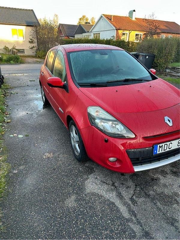 Röd Begagnad 2012 Renault Clio R.S. Halvkombi | 30 000 kr (Bra pris) - Bild 1/4
