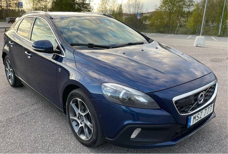 Blå Begagnad 2016 Volvo V40 CC Momentum Kombi | 94 500 kr (Marknadspris) - Bild 1/4