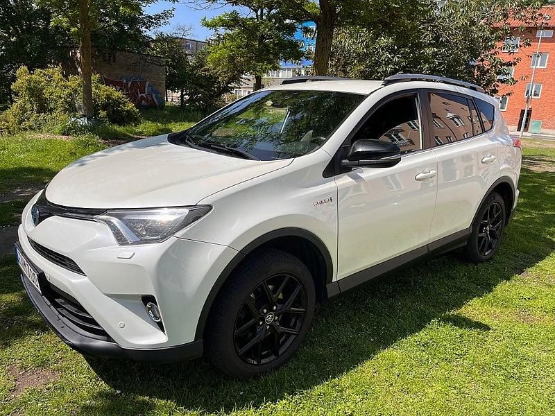 Vit Begagnad 2018 Toyota RAV4 Hybrid Edition SUV | 220 000 kr (Marknadspris) - Bild 1/4