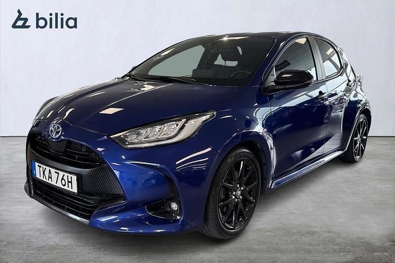 Mörkblå (blå) Begagnad 2022 Toyota Yaris Hybrid Style Halvkombi | 229 900 kr (Marknadspris) - Bild 1/3