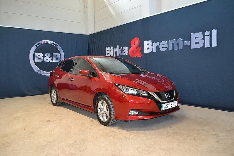 Röd Begagnad 2021 Nissan Leaf N-Connecta Halvkombi | 219 000 kr (Lite dyr) - Bild 1/4