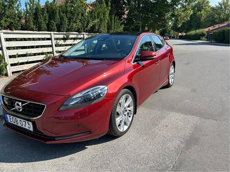 Röd Begagnad 2015 Volvo V40 Summum Kombi | 147 000 kr (Bra pris) - Bild 1/4