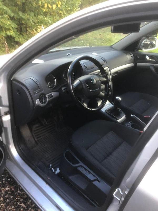 Silver Begagnad 2010 Skoda Octavia Elegance Kombi | 18 000 kr - Bild 1/4