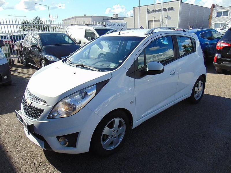 Vit Begagnad 2012 Chevrolet Spark Halvkombi | 35 000 kr (Marknadspris) - Bild 1/4