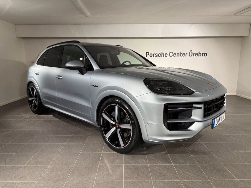 Silver Ny 2025 Porsche Cayenne SUV | 1 594 800 kr (Lite dyr) - Bild 1/4