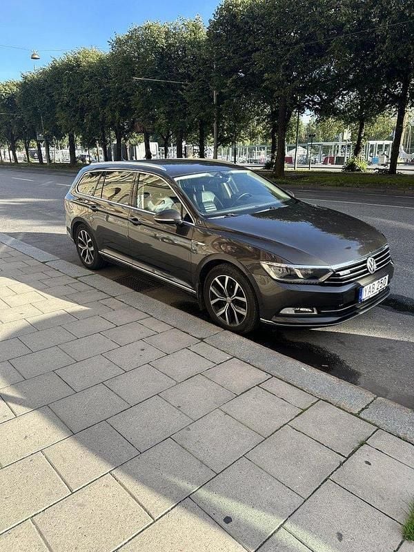 Brun Begagnad 2016 VW Passat Kombi | 124 900 kr (Superpris) - Bild 1/4