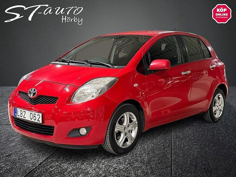 Röd Begagnad 2010 Toyota Yaris Halvkombi | 69 900 kr (Lite dyr) - Bild 1/4