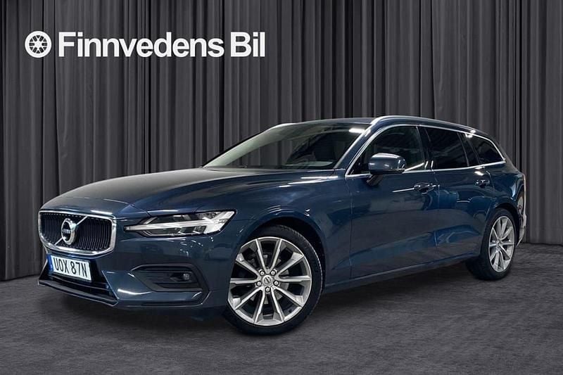 Mörkblå (blå) Begagnad 2021 Volvo V60 Momentum Kombi | 249 000 kr (Marknadspris) - Bild 1/4