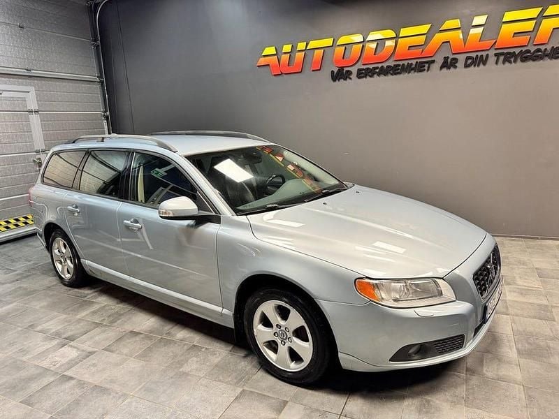 Begagnad Volvo V70 Momentum 163 HK (119 kW) 2007 Ljusblå Kombi