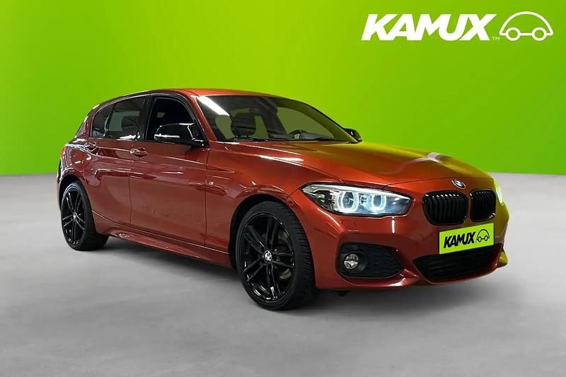 Orange Begagnad 2018 BMW 118 M Sport Halvkombi | 169 700 kr (Marknadspris) - Bild 1/4