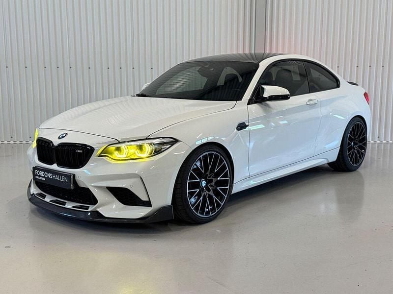 Grå (vit) Begagnad 2019 BMW M2 Competition Edition Sportkupé | 544 900 kr (Marknadspris) - Bild 1/4