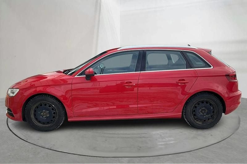 Begagnad Audi A3 Attraction 110 HK (80 kW) 2015 Röd
