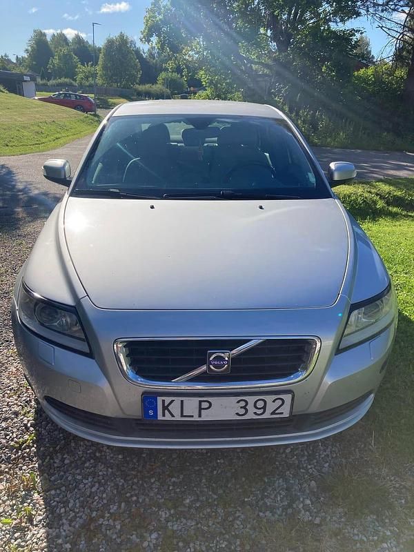 Grå metallic Begagnad 2009 Volvo S40 Sedan | 22 500 kr (Superpris) - Bild 1/4